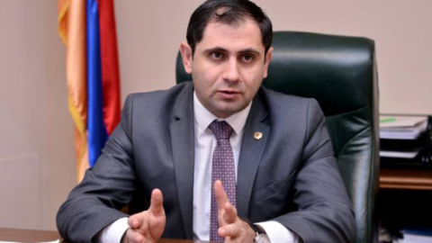 Ermənistanın müdafiə naziri Moskvaya getdi 