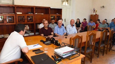 Arayik Qarabağ ermənilərini silahlandırmaqdan danışdı