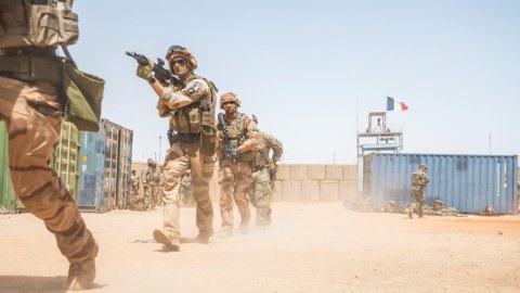 Fransa hərbçilərini Afrikadan çıxardı
