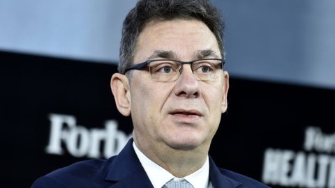 “Pfizer” rəhbəri 4 peyvənddən sonra koronavirusa yoluxdu