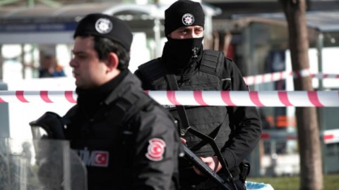 FETÖ-çülərə qarşı əməliyyat - 14 hərbçi TUTULDU