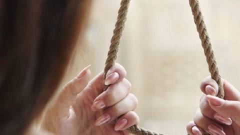 43 yaşlı qadın özünü asdı 