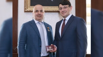 Fuad Muradov Məsud Aşinaya medal təqdim edib