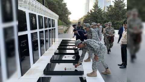 İran hərbçiləri Bakıda Şəhidlər xiyabanını ziyarət etdi