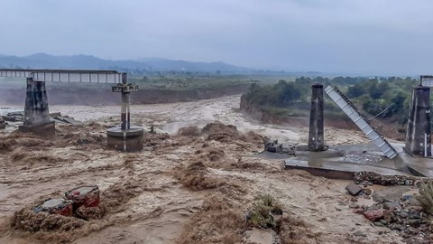 Torpaq sürüşməsi nəticəsində 22 nəfər öldü