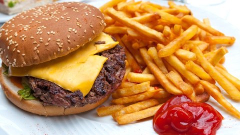 “Fast food”, qazlı sular və enerji içkilərinin FƏSADLARI