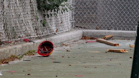 54 yaşlı kişinin başına beton düşdü 