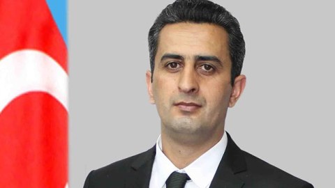 Azərbaycanda vəzifəli şəxs xanımına görə istefa verdi