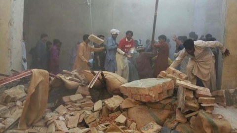 Məscidin damı uçdu - 15 ölü, 70 yaralı var