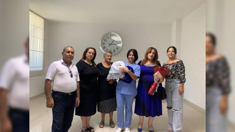 57 yaşlı qadın 15 il sonra ana oldu - FOTO