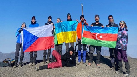 Ukrayna bayrağı Azərbaycanın ən yüksək zirvəsində - FOTO