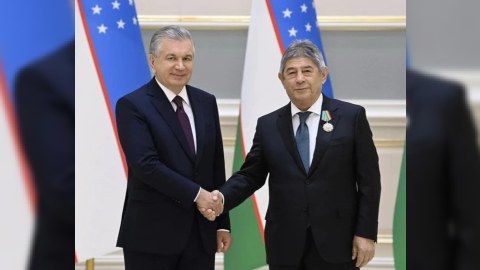 Mirziyoyev Azərbaycan səfirinə orden verdi 