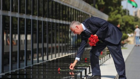 Britaniyanın yeni səfiri Şəhidlər Xiyabanını ziyarət etdi