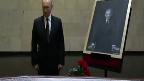 Putin Qorbaçovla vidalaşdı - VİDEO