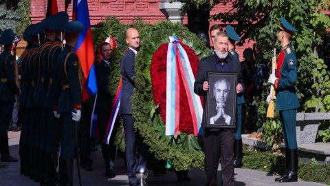 Qorbaçov həyat yoldaşının yanında dəfn edildi