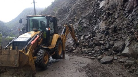 Daşkəsəndə dağ uçqunu yolu BAĞLADI