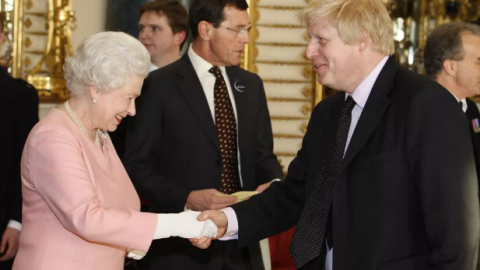Kraliça II Yelizaveta Boris Consonun istefasını qəbul etdi