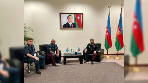 Zakir Həsənov qazaxıstanlı generalla müzakirə aparıb