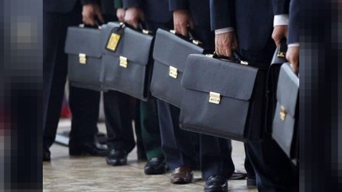 Bu şəxslər partiya üzvü ola bilməzlər - QADAĞA
