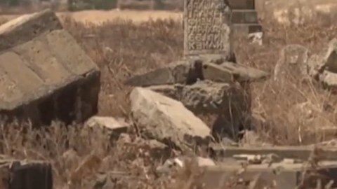 Ermənilər Laçında məzarlıqları da yandırıblar - VİDEO