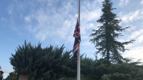 Britaniyanın Bakıdakı səfirliyində bayraqlar endirildi