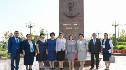 Parlament nümayəndə heyəti Daşkənddəki Heydər Əliyev Meydanında