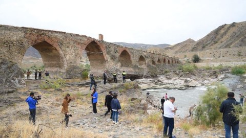 Xarici səyyahlar Xudafərin körpüsündə