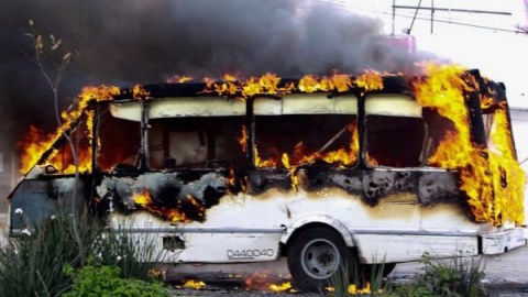 Meksikada faciə: Avtobus sərnişinlərlə birgə yandı 