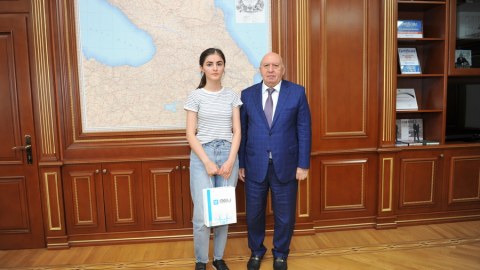 Rektor yüksək bal toplayan tələbə ilə görüşdü