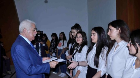 Deputat müəllim, şagird və tələbələri mükafatlandırdı
