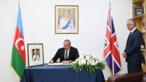 İlham Əliyev Britaniya səfirliyinə getdi, başsağlığı verdi
