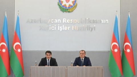 Hikmət Hacıyev və Ceyhun Bayramov brifinq keçirdi