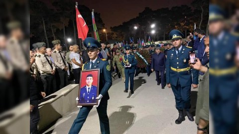 Şəhid kapitan İkinci Fəxri Xiyabanda dəfn olundu - FOTOLAR