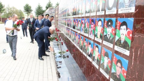 İcra başçısı və deputat Şəhidlər abidə-xatirə kompleksini ziyarət ediblər