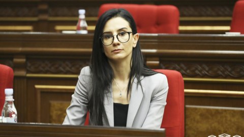 Paşinyan qadın köməkçisini vəzifədən azad etdi