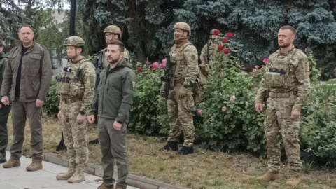 Zelenski işğaldan azad olunmuş şəhərə getdi - FOTO