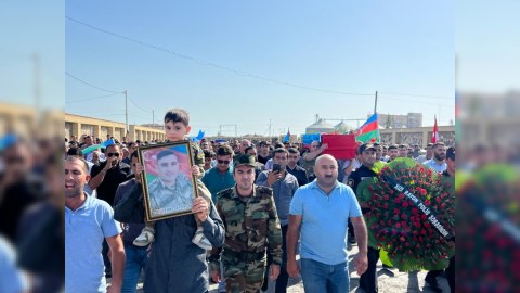 Şəhid Saleh Qurbanov Xızıda dəfn olundu - Tabutu üzərindəki bayraq azyaşlı oğluna verildi