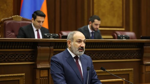 Paşinyan deputatları qapalı görüşə ÇAĞIRDI