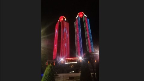 Ankaranın məşhur binası Azərbaycan bayrağına büründü