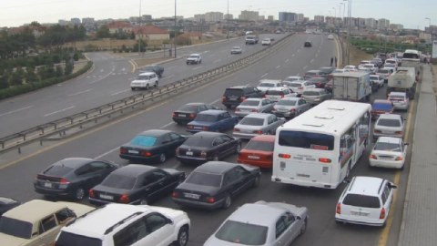 165 avtobus tıxacda qalıb