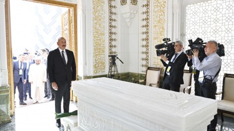 Prezident İslam Kərimovun məqbərəsini ziyarət etdi - FOTO