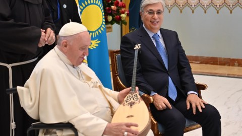 Tokayev Roma Papasına dombra hədiyyə etdi - FOTO
