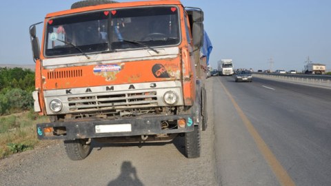 “KamAZ” yol kənarında dayanan piyadanı vurdu