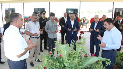 İcra başçısı və deputat şəhid məzarını ziyarət edib