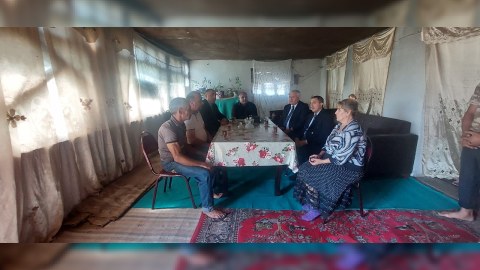 İcra başçısı yaralı hərbçilərin ailələrinə baş çəkdi