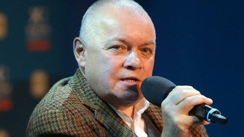 Krımda Kiselyovun avtomobili yandırıldı - FOTO