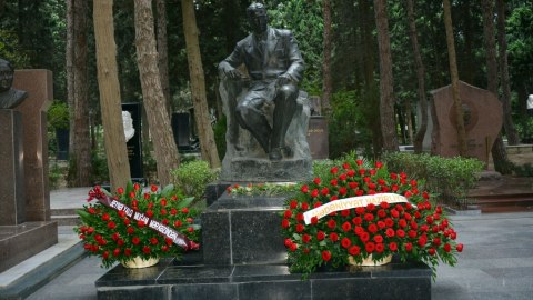 Üzeyir Hacıbəylinin məzarı ziyarət olundu