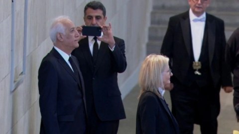 Ermənistan prezidenti kraliçanın dəfnində qaydaları pozdu 