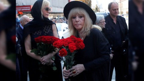 “Məni də xarici agent elan edin” – Puqaçova müharibəni pislədi