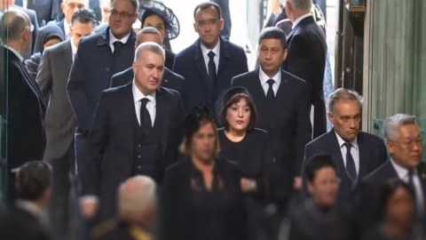 Sahibə Qafarova Kraliçanın vida mərasimində - FOTO